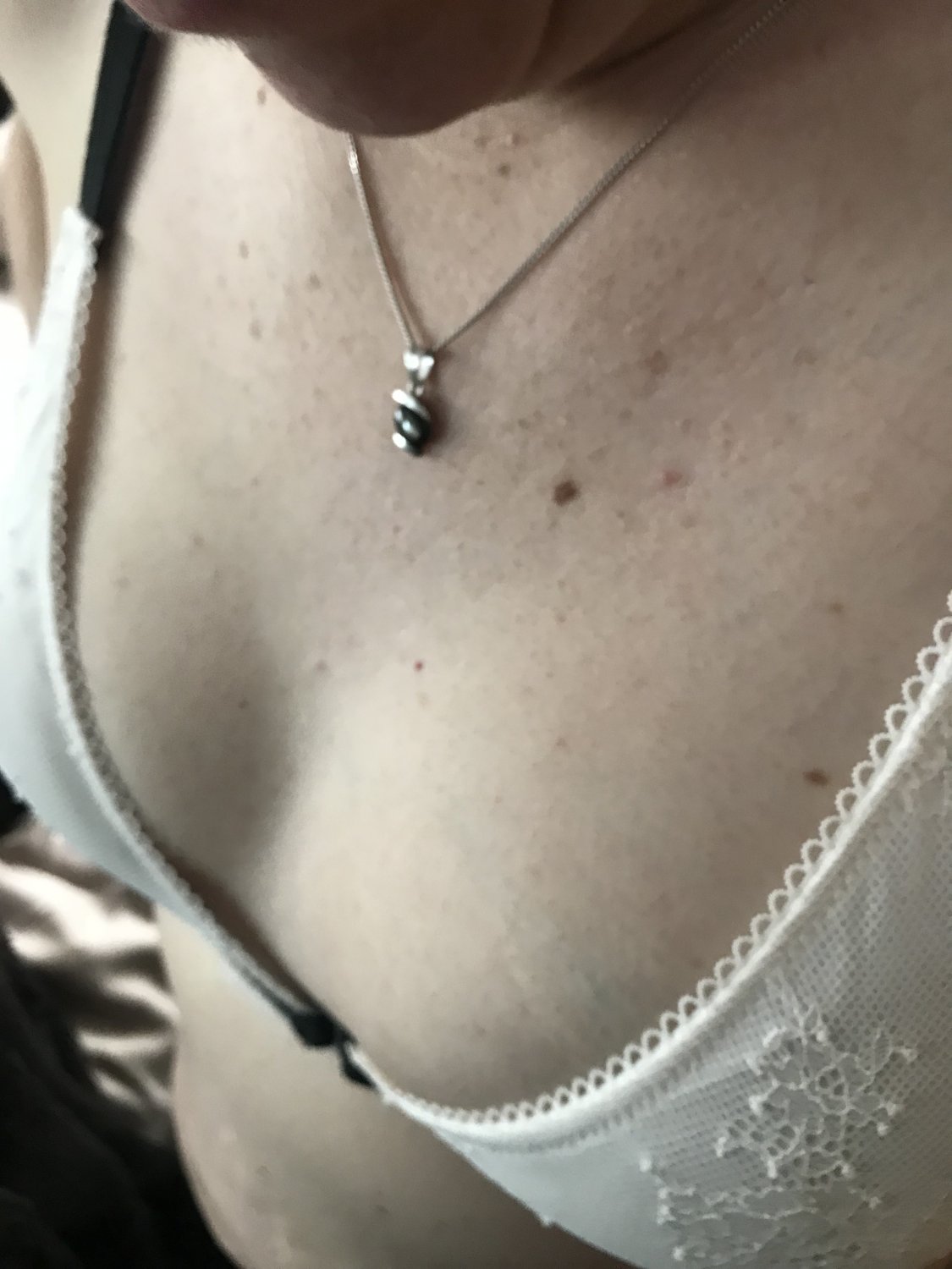 ラッシュ・ミルフ・フラッシズ・ハー・ティッツ・イン・ア・ノーティー・ダウンブラウス 4