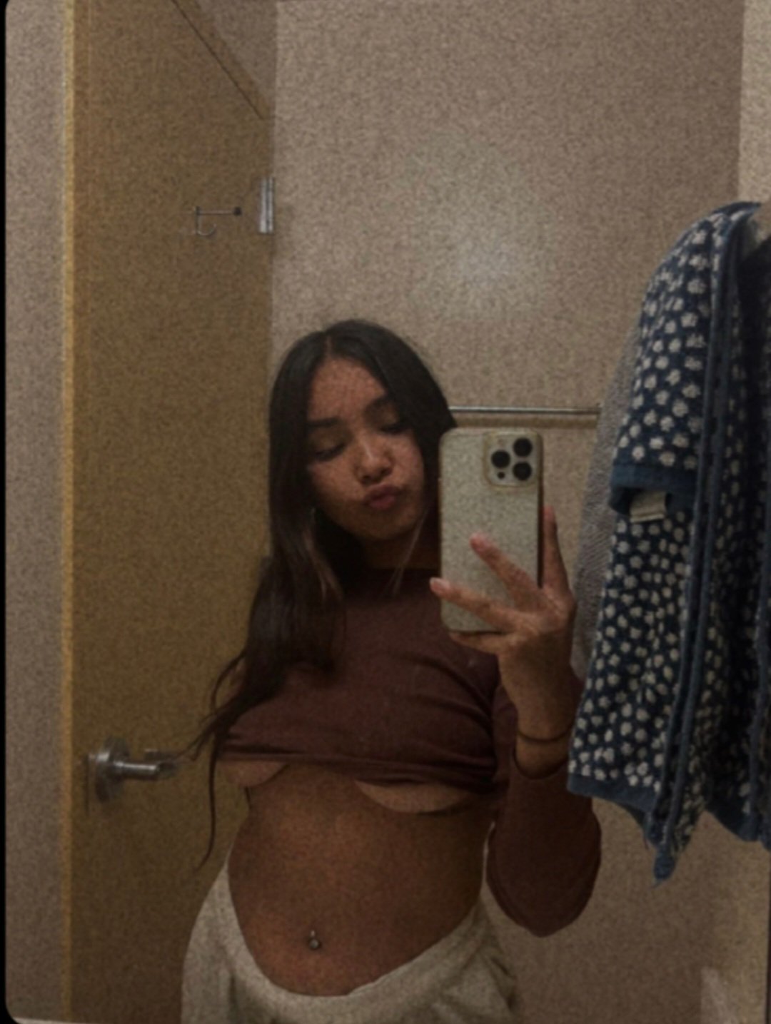 キュート・ブルネット・ジェニシス・ゴンザレス・ショーイング・オフ・オン・ティックトック 6