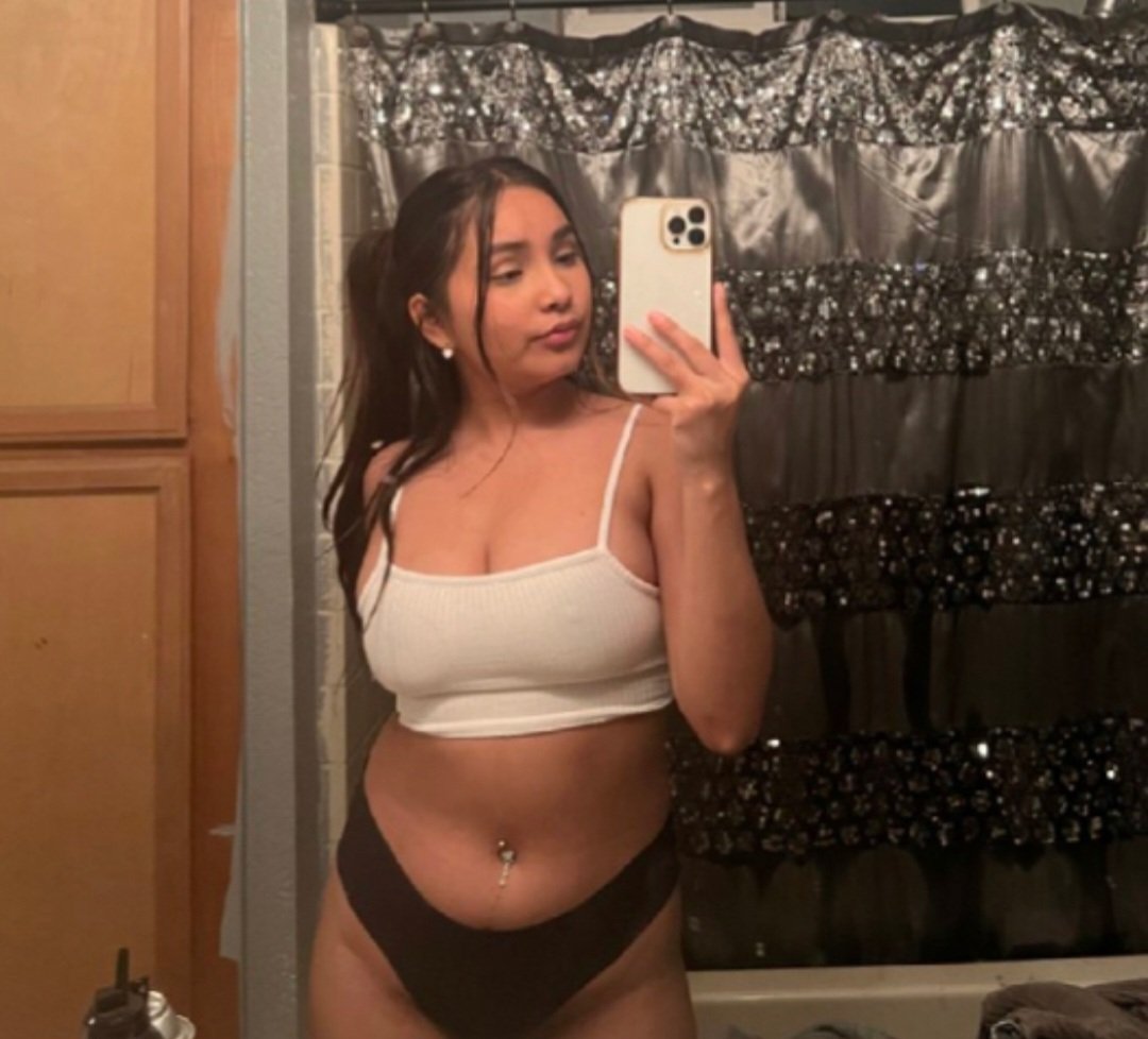 キュート・ブルネット・ジェニシス・ゴンザレス・ショーイング・オフ・オン・ティックトック 18