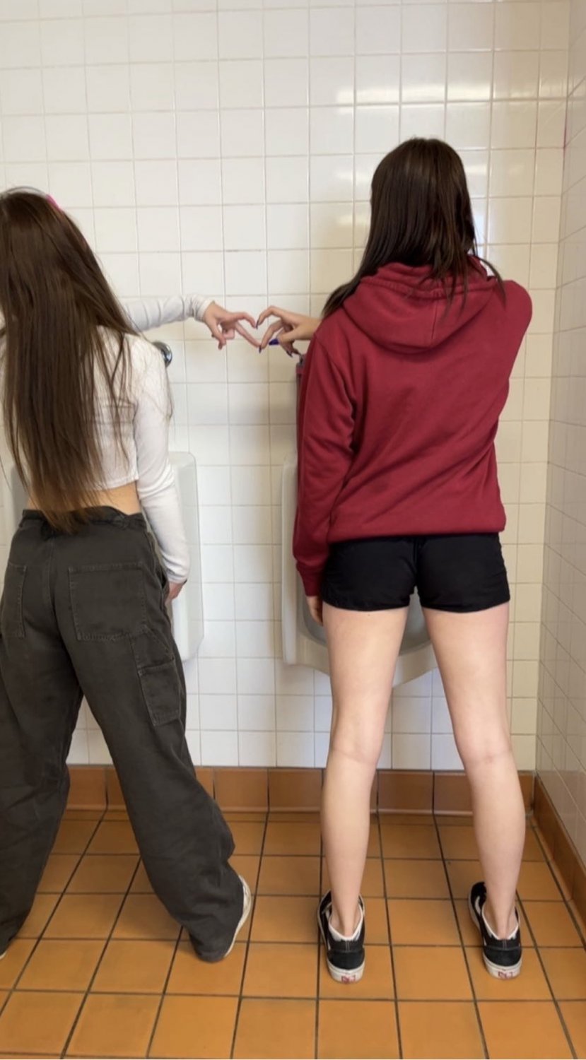 ワイルド・ハッシー・アンド・ハー・フレンド・ラブ・ビーイング・エクスポーズド・セルフィー・ファン 33