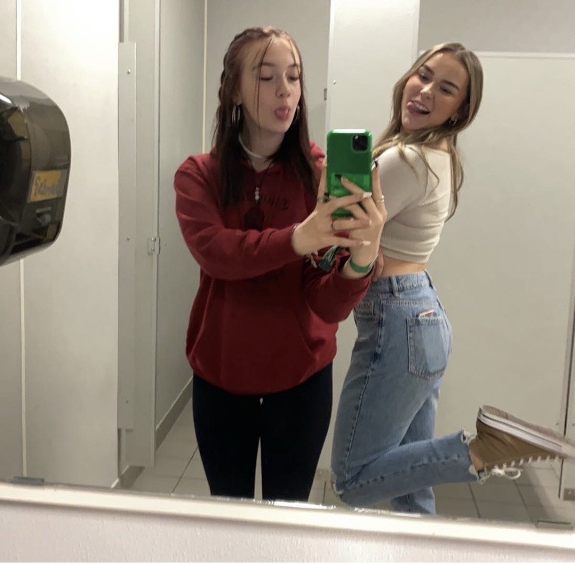 ワイルド・ハッシー・アンド・ハー・フレンド・ラブ・ビーイング・エクスポーズド・セルフィー・ファン 35