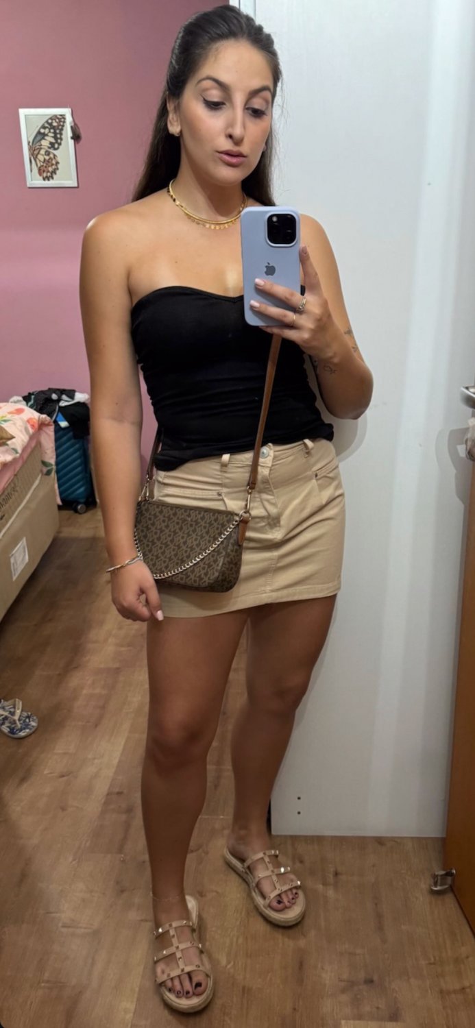 O que acham dessa vadia bucetuda? 🤤🤤🤤 15