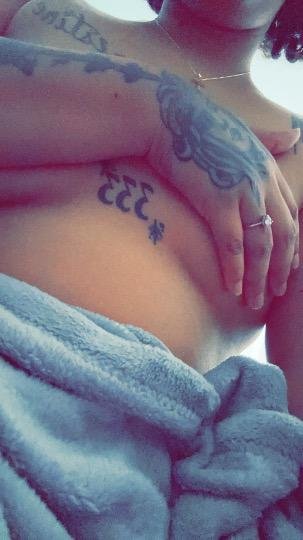 산 페르난도 계곡의 23 세 장미 문신 라티나 에스코트 19