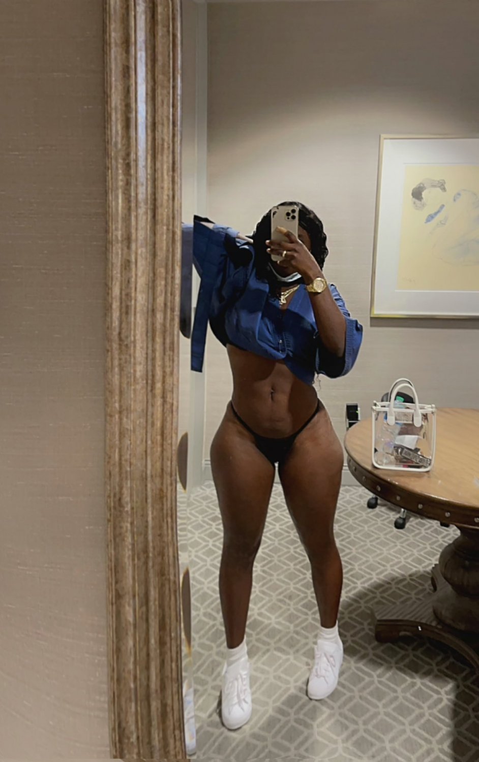 Curvy Black Beauty Poses for a Sexy Private Selfie 2
