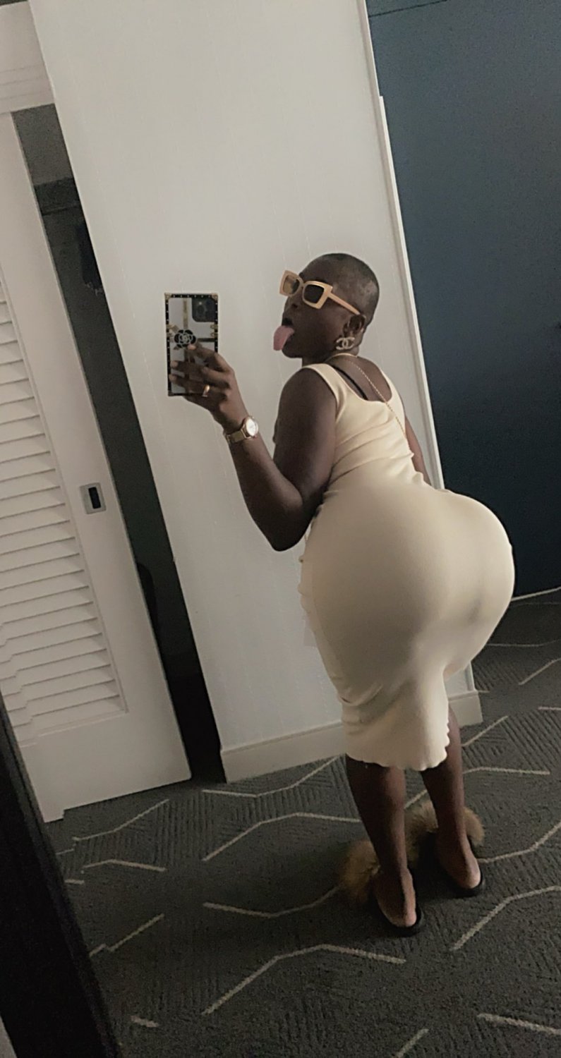 Curvy Black Beauty Poses for a Sexy Private Selfie 3