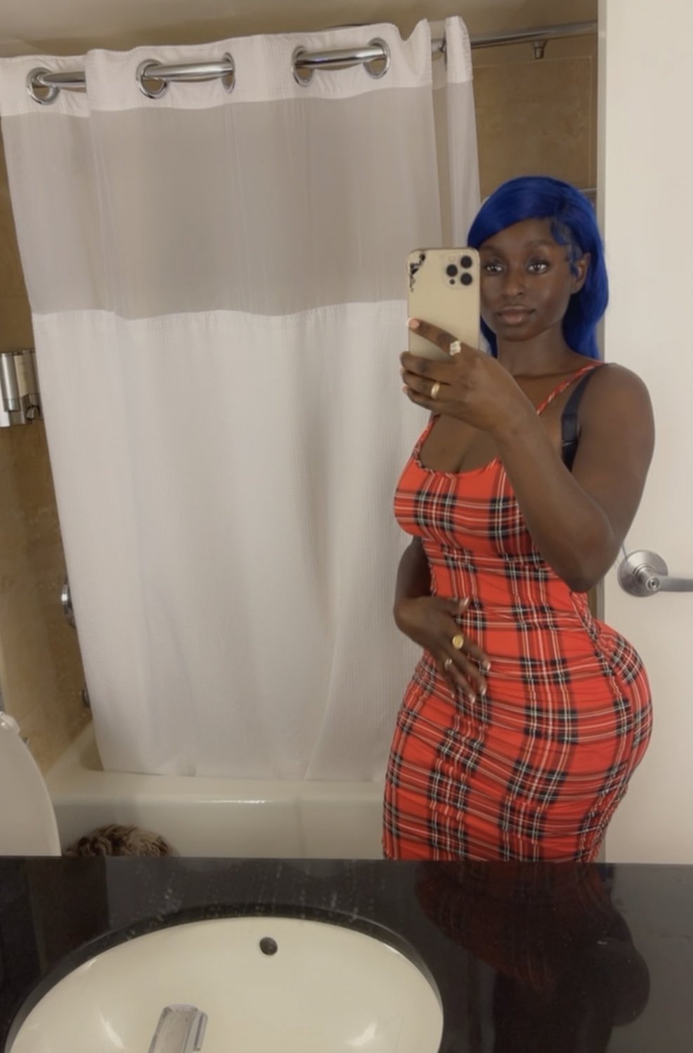 Curvy Black Beauty Poses for a Sexy Private Selfie 4