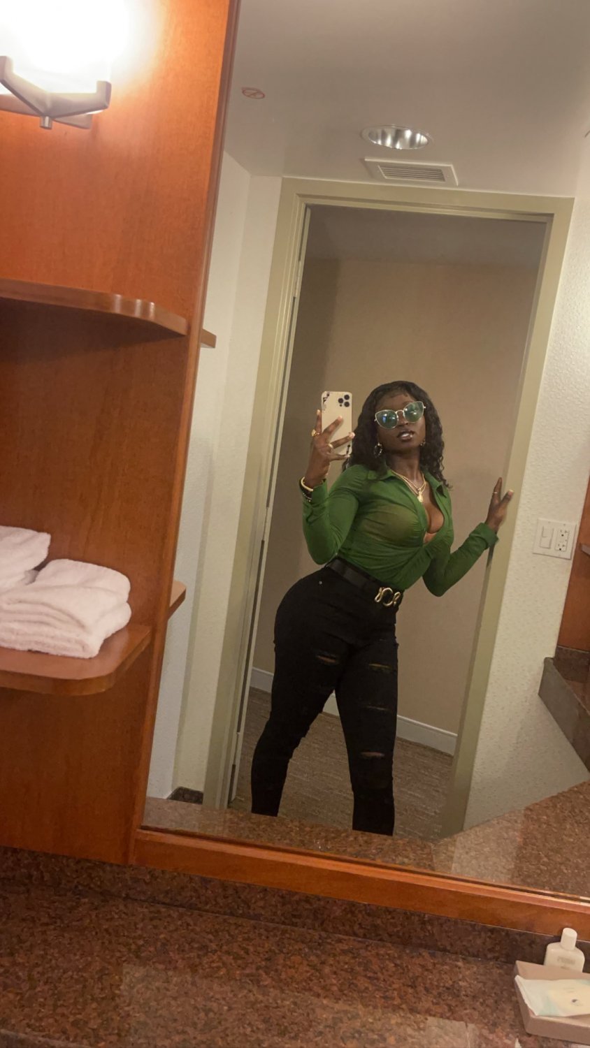 Curvy Black Beauty Poses for a Sexy Private Selfie 5