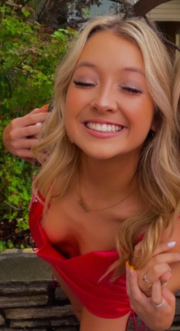 Adorável líder de claque universitária 4