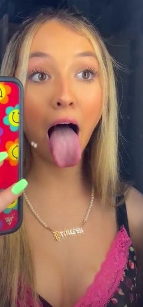 Adorável líder de claque universitária 5