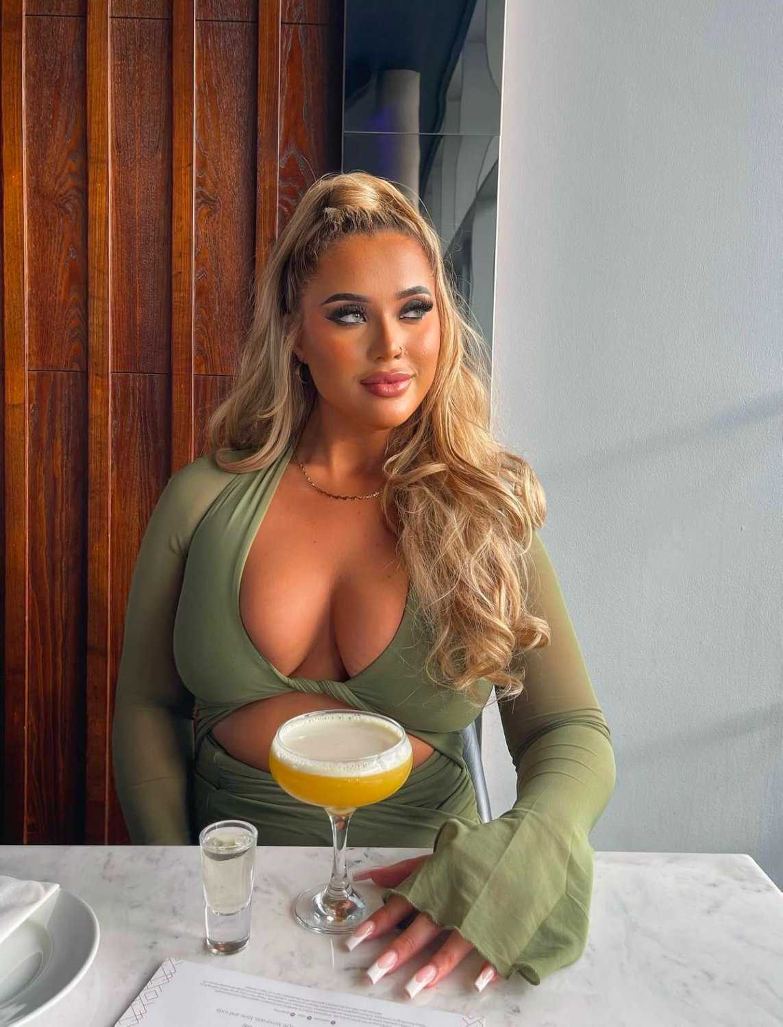 ウッド・ユー・ライク・トゥ・シェア・ア・ノーティー・ドリンク・ウィズ・ディス・カービー・ブロンド・ミルフ 1