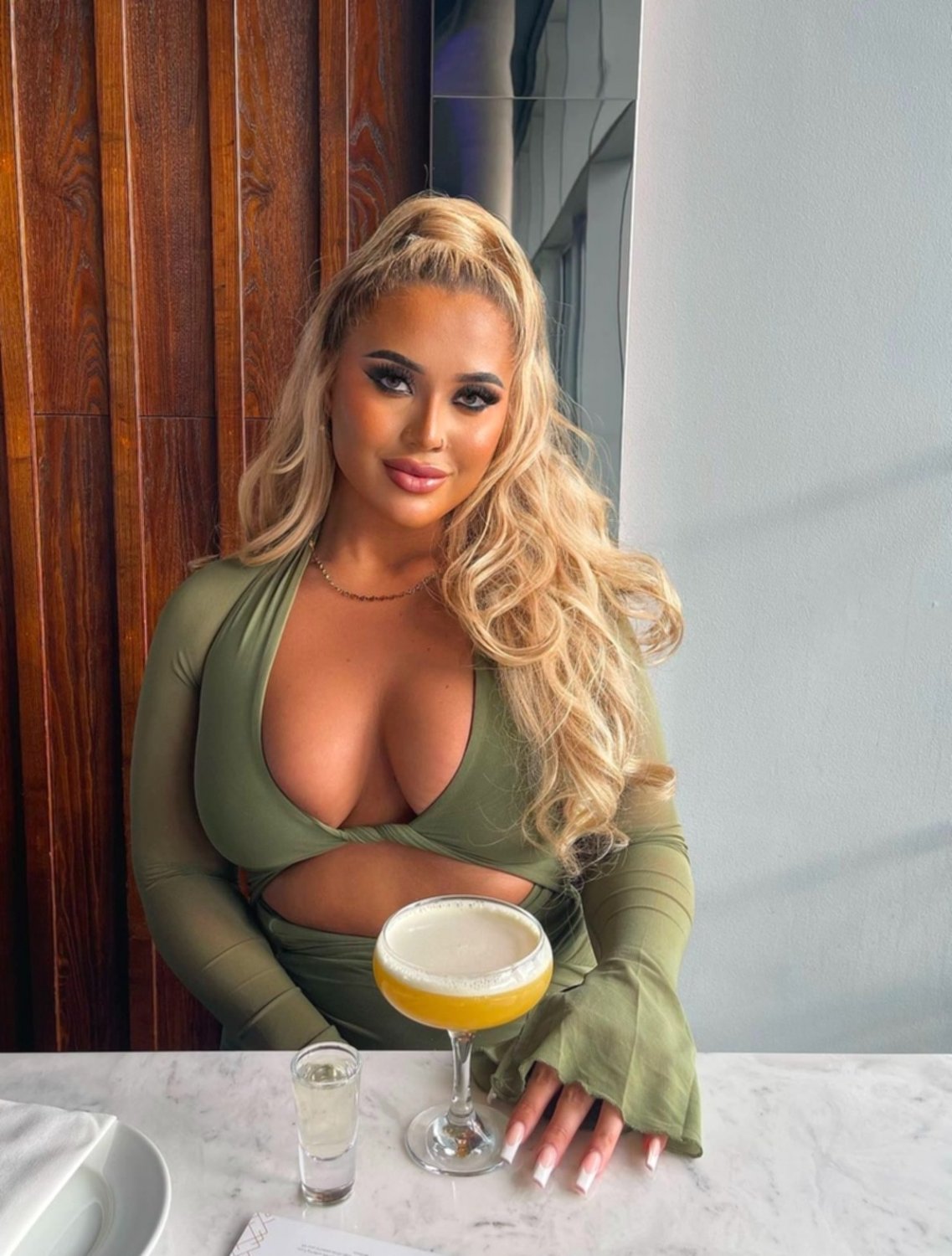 ウッド・ユー・ライク・トゥ・シェア・ア・ノーティー・ドリンク・ウィズ・ディス・カービー・ブロンド・ミルフ 2