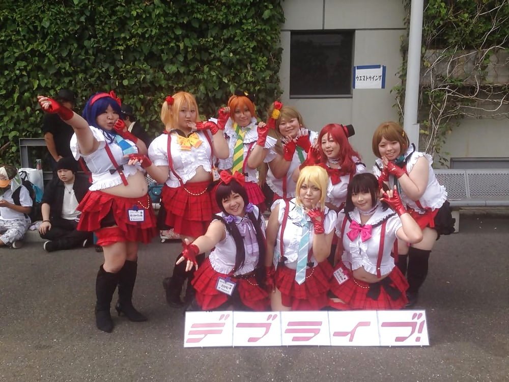 チャビー・ジャパニーズ・コスプレイ・ガール・ショウズ・オフ・ハー・プレイフル・サイド 1