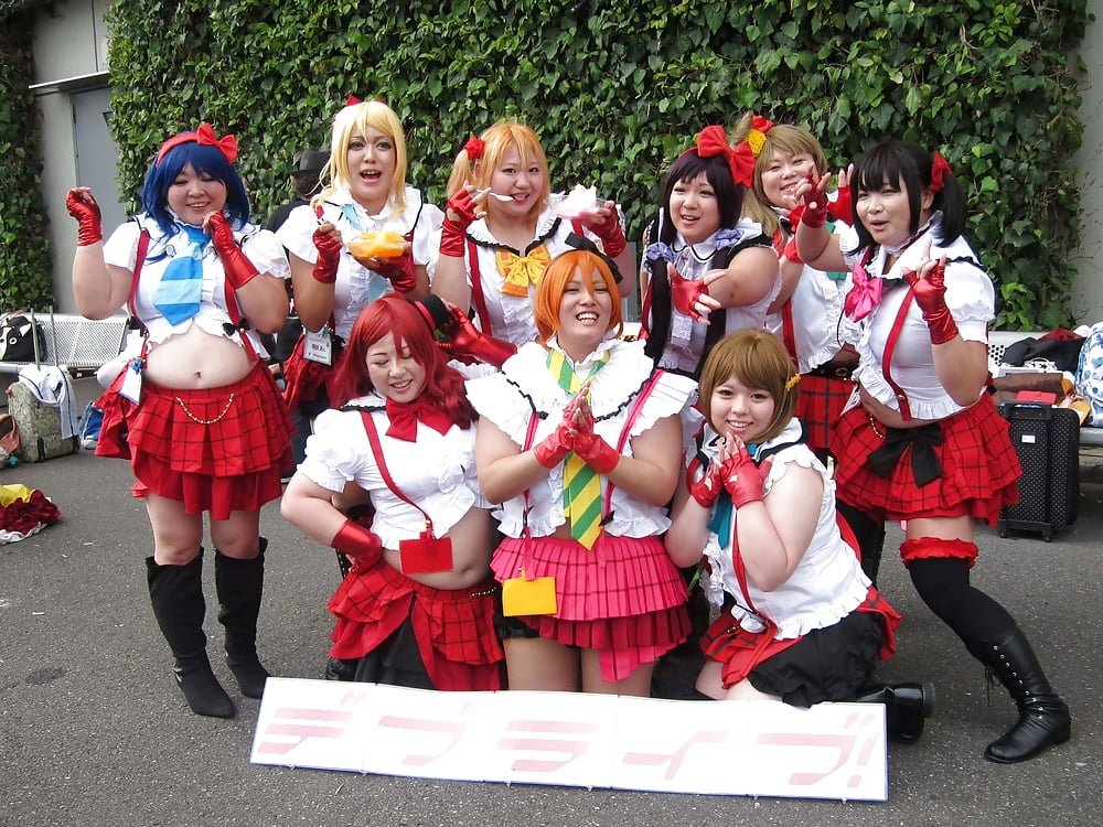 チャビー・ジャパニーズ・コスプレイ・ガール・ショウズ・オフ・ハー・プレイフル・サイド 2