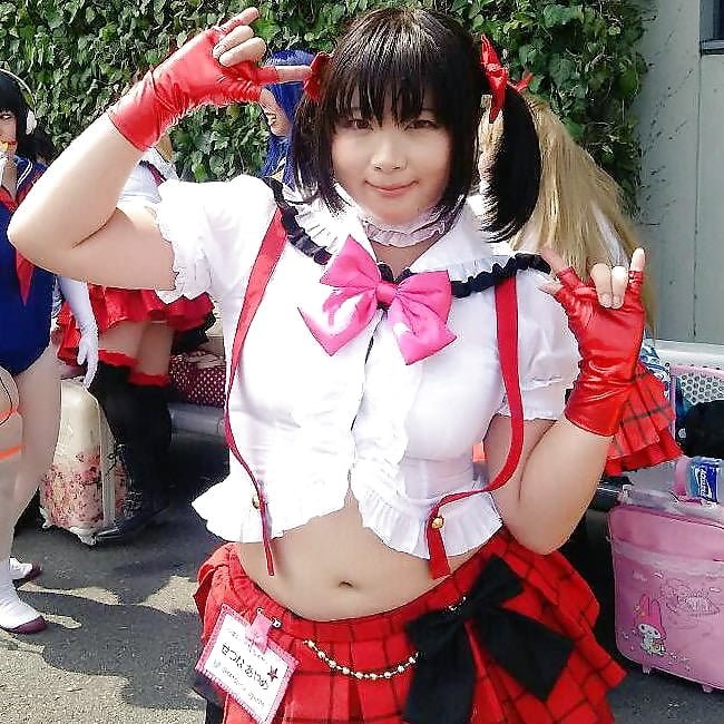 チャビー・ジャパニーズ・コスプレイ・ガール・ショウズ・オフ・ハー・プレイフル・サイド 3