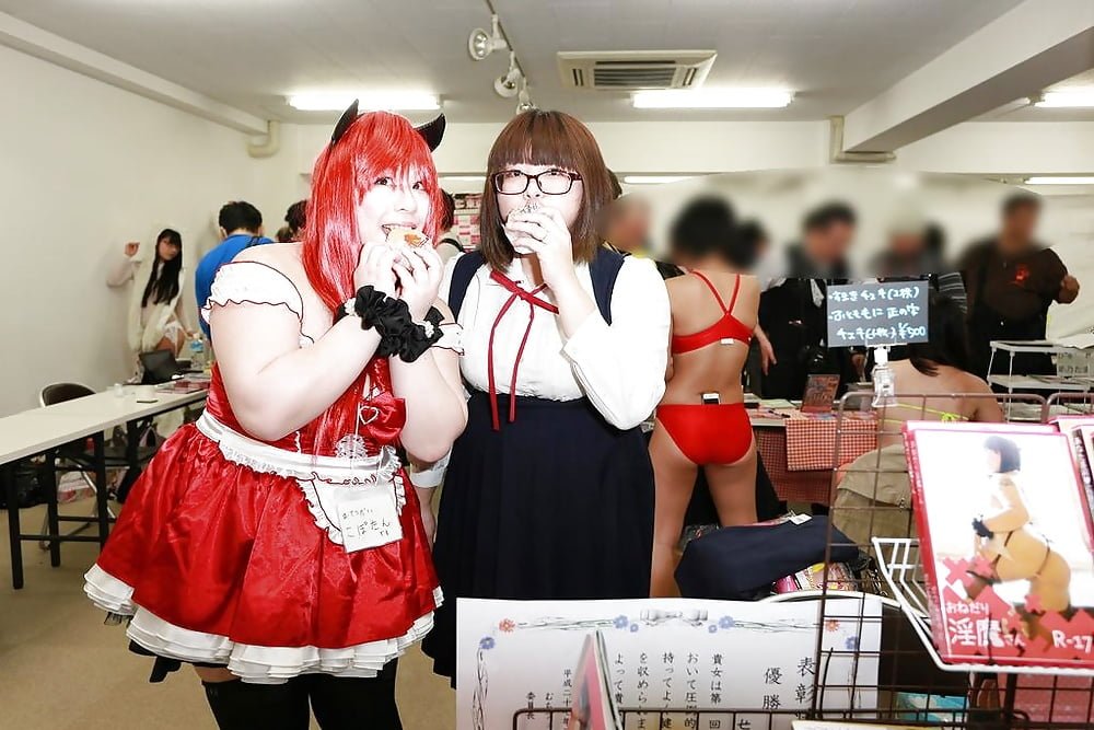 チャビー・ジャパニーズ・コスプレイ・ガール・ショウズ・オフ・ハー・プレイフル・サイド 7