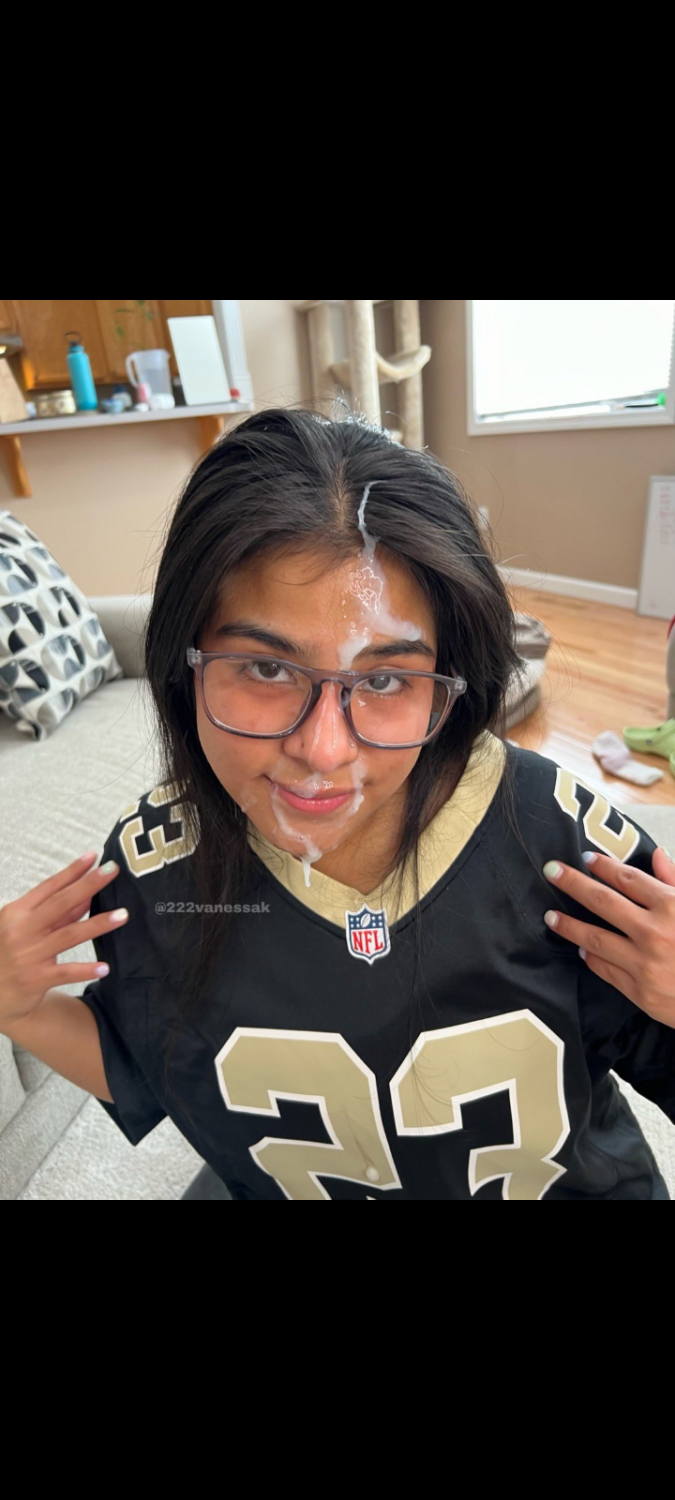 バネッサ・ショウズ・オフ・ハー・ヘアリー・秘部・アンド・フェイシャル・エクスプロージョン 3