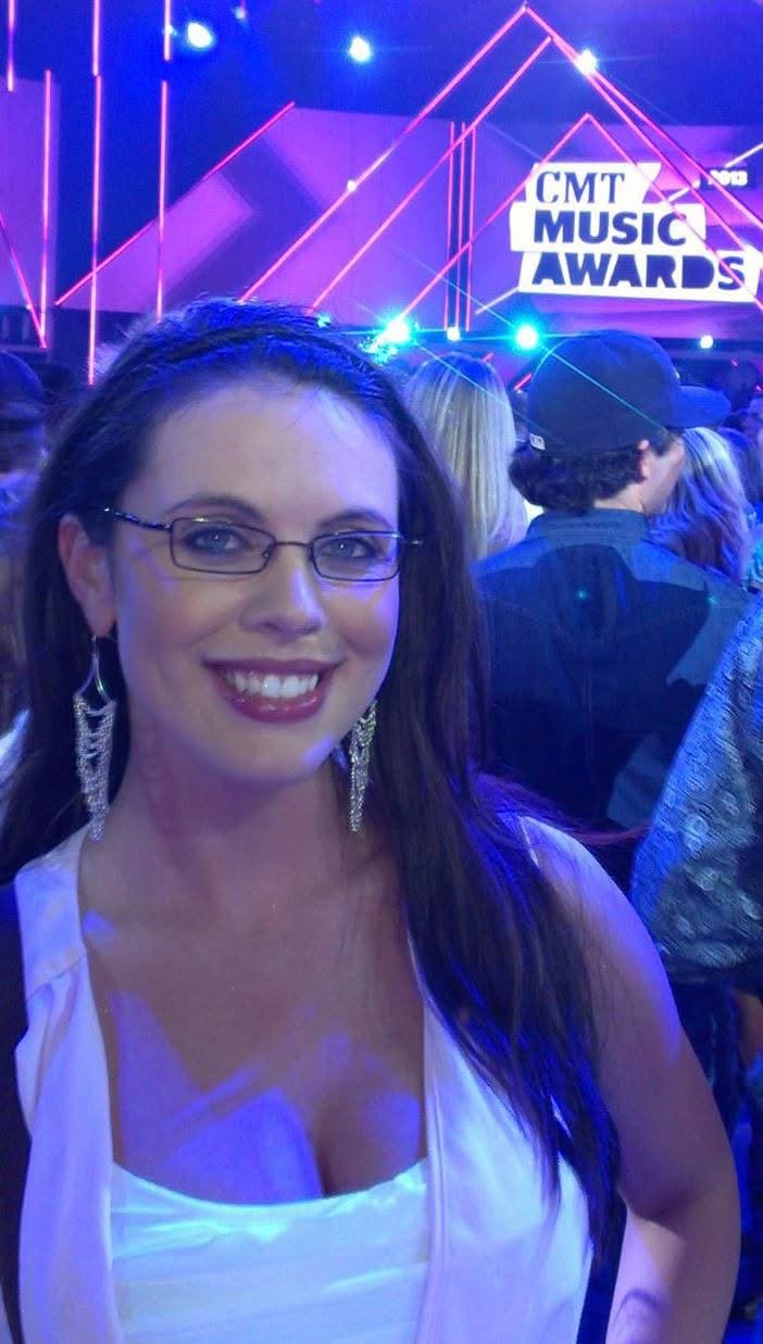 Sargento da Marinha mostra e balança alegremente as suas ligeiras mamas para a câmara 7