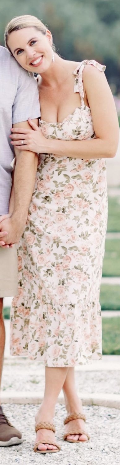 Sargento da Marinha mostra e balança alegremente as suas ligeiras mamas para a câmara 8