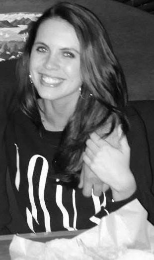 Sargento da Marinha mostra e balança alegremente as suas ligeiras mamas para a câmara 10