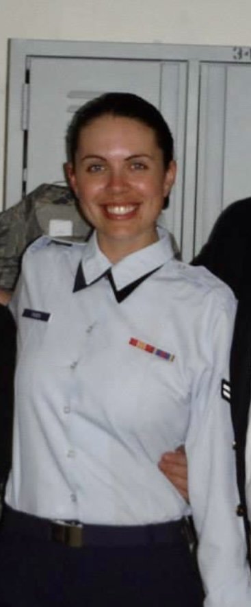 Sargento da Marinha mostra e balança alegremente as suas ligeiras mamas para a câmara 11