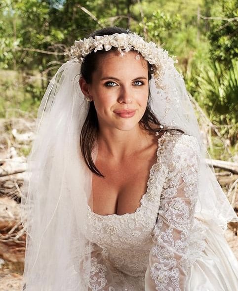 Sargento da Marinha mostra e balança alegremente as suas ligeiras mamas para a câmara 13