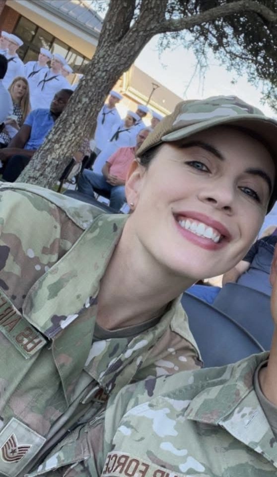 Sargento da Marinha mostra e balança alegremente as suas ligeiras mamas para a câmara 15