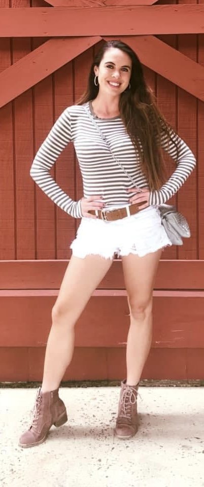 Sargento da Marinha mostra e balança alegremente as suas ligeiras mamas para a câmara 16