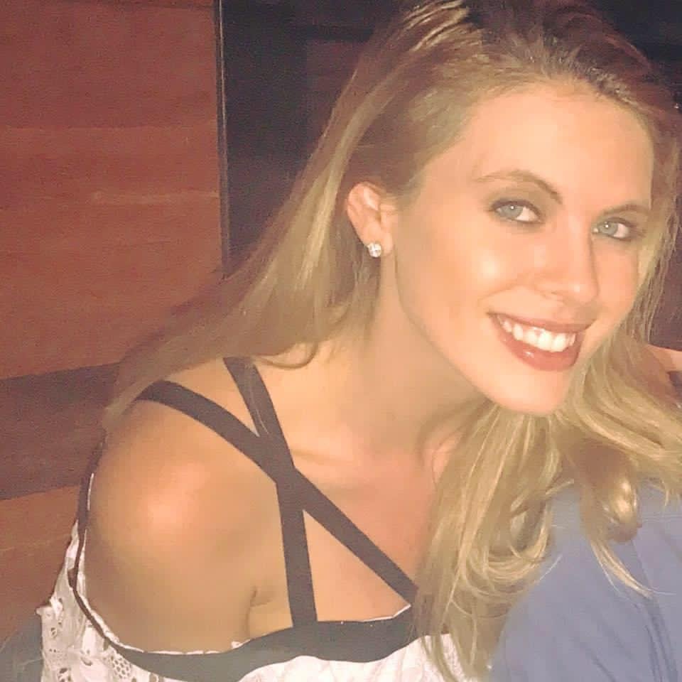 Sargento da Marinha mostra e balança alegremente as suas ligeiras mamas para a câmara 17