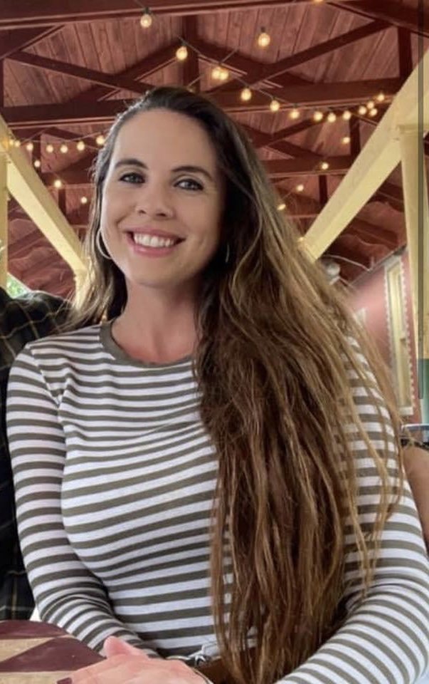 Sargento da Marinha mostra e balança alegremente as suas ligeiras mamas para a câmara 18