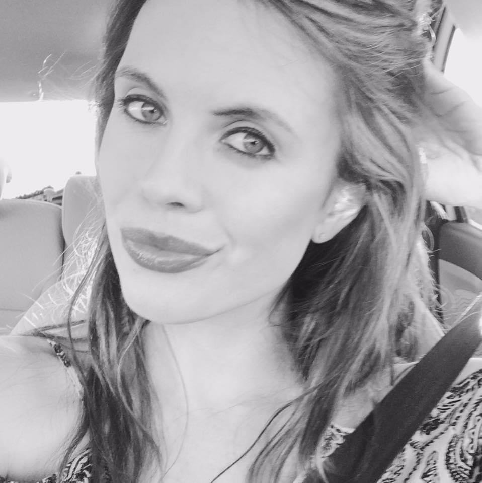 Sargento da Marinha mostra e balança alegremente as suas ligeiras mamas para a câmara 19