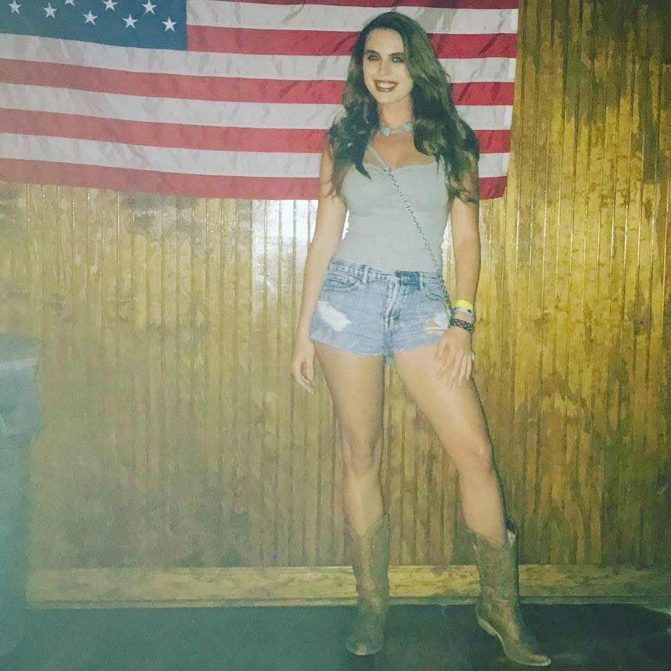 Sargento da Marinha mostra e balança alegremente as suas ligeiras mamas para a câmara 20