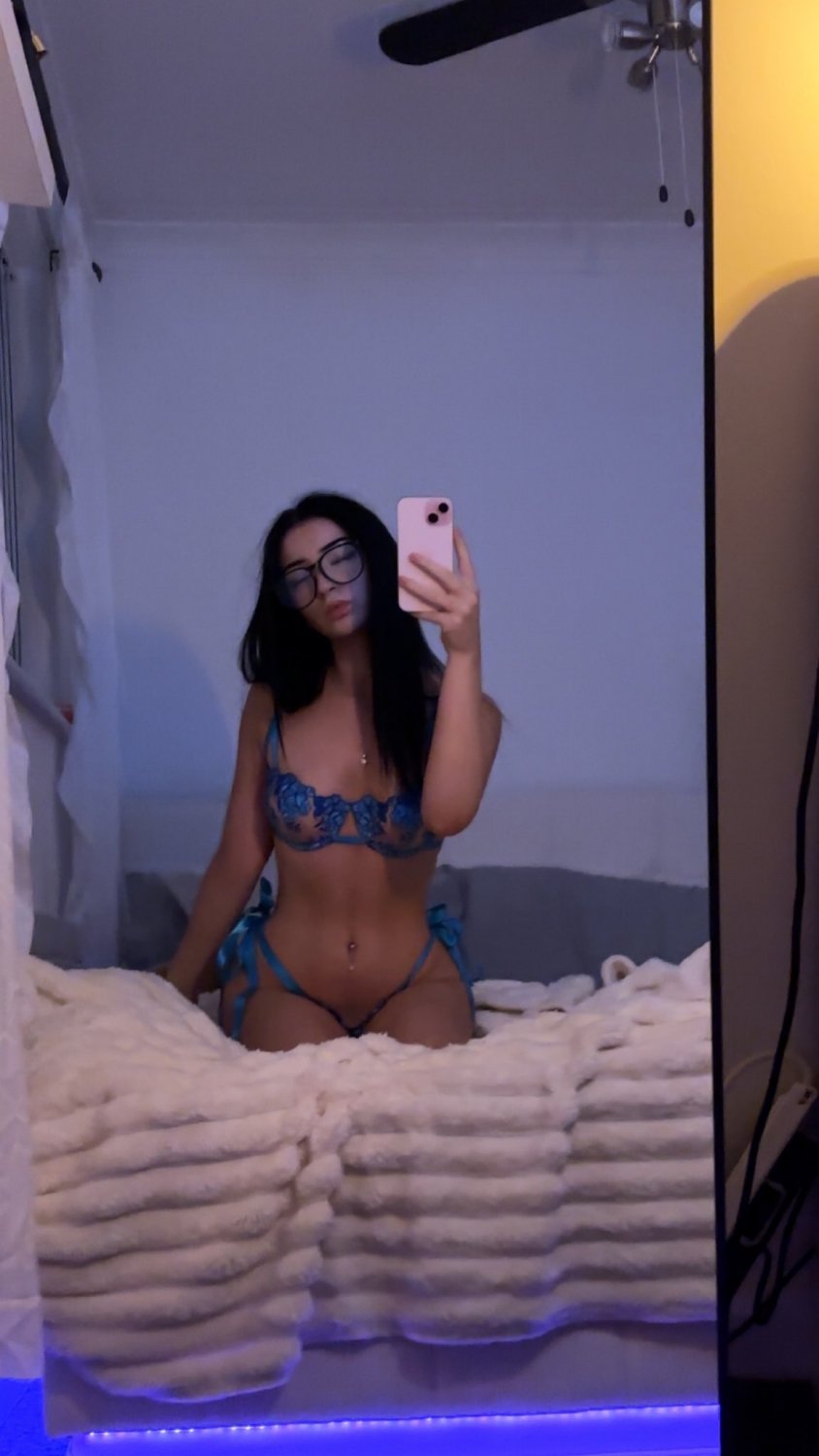 Ich habe gehört, dass du auf attraktive Teenager in Blau stehst. 2