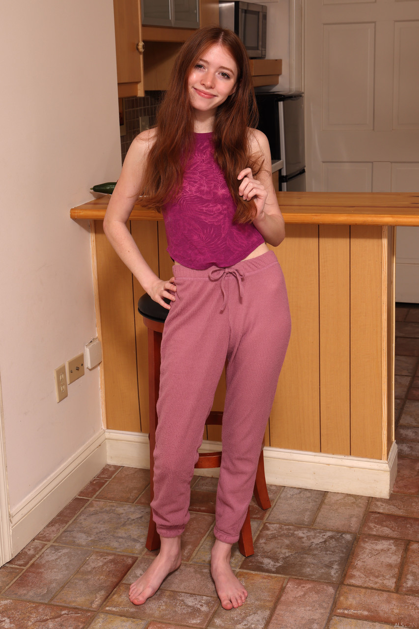 トゥー・ビューティフル・フォア・ポルノ：レッドヘッド・ガール・プレジャリング・ハーセルフ 26