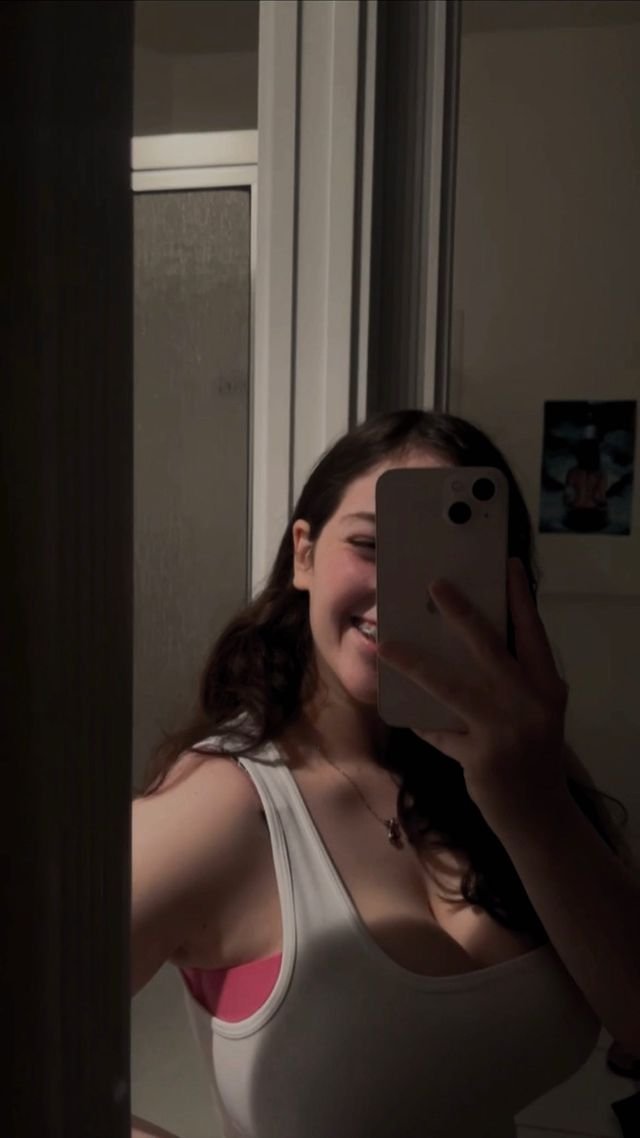 ブレスティー・ブルネット・ガール・フラウティング・ハー・カーブス・イン・セルフィーズ 3