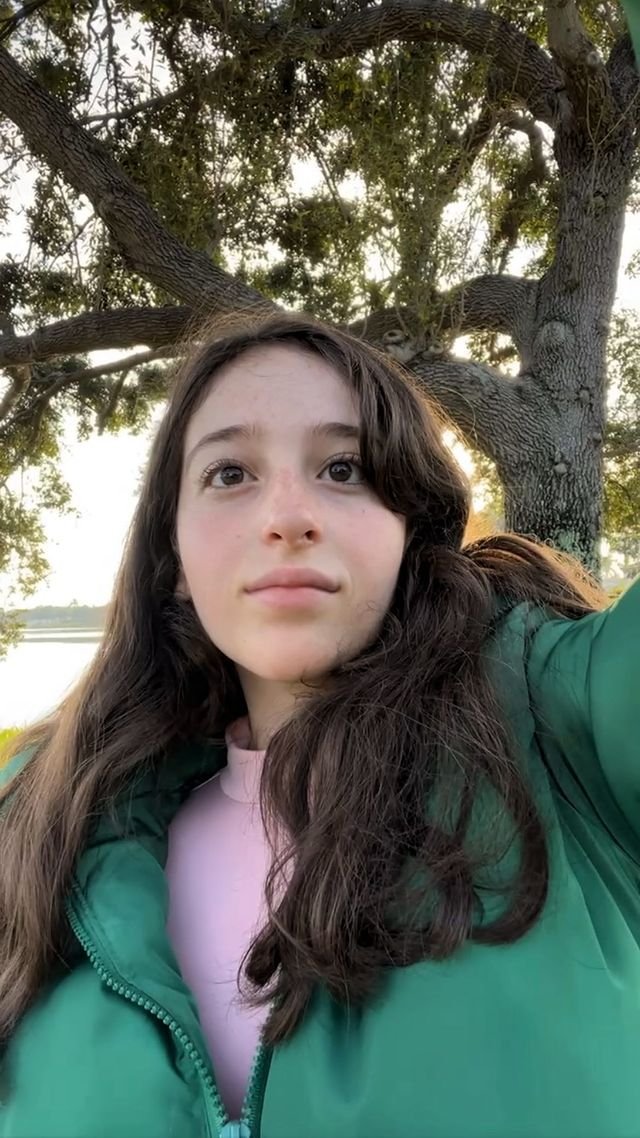 ブレスティー・ブルネット・ガール・フラウティング・ハー・カーブス・イン・セルフィーズ 7