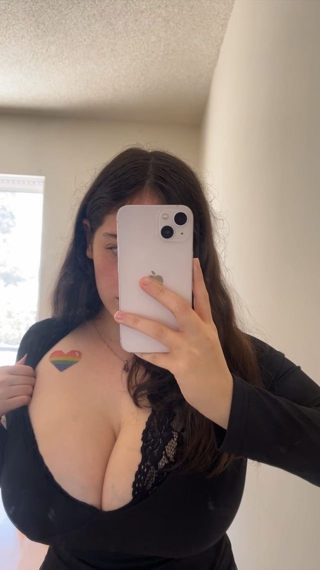 ブレスティー・ブルネット・ガール・フラウティング・ハー・カーブス・イン・セルフィーズ 9