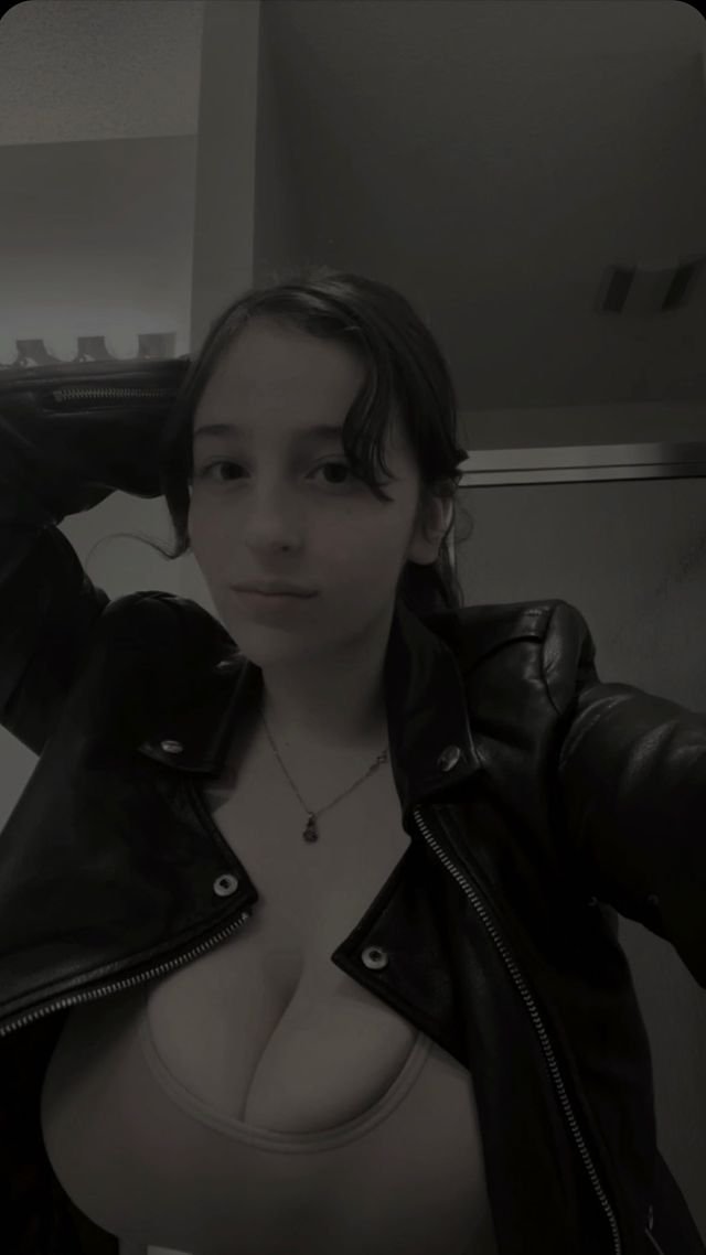 ブレスティー・ブルネット・ガール・フラウティング・ハー・カーブス・イン・セルフィーズ 11