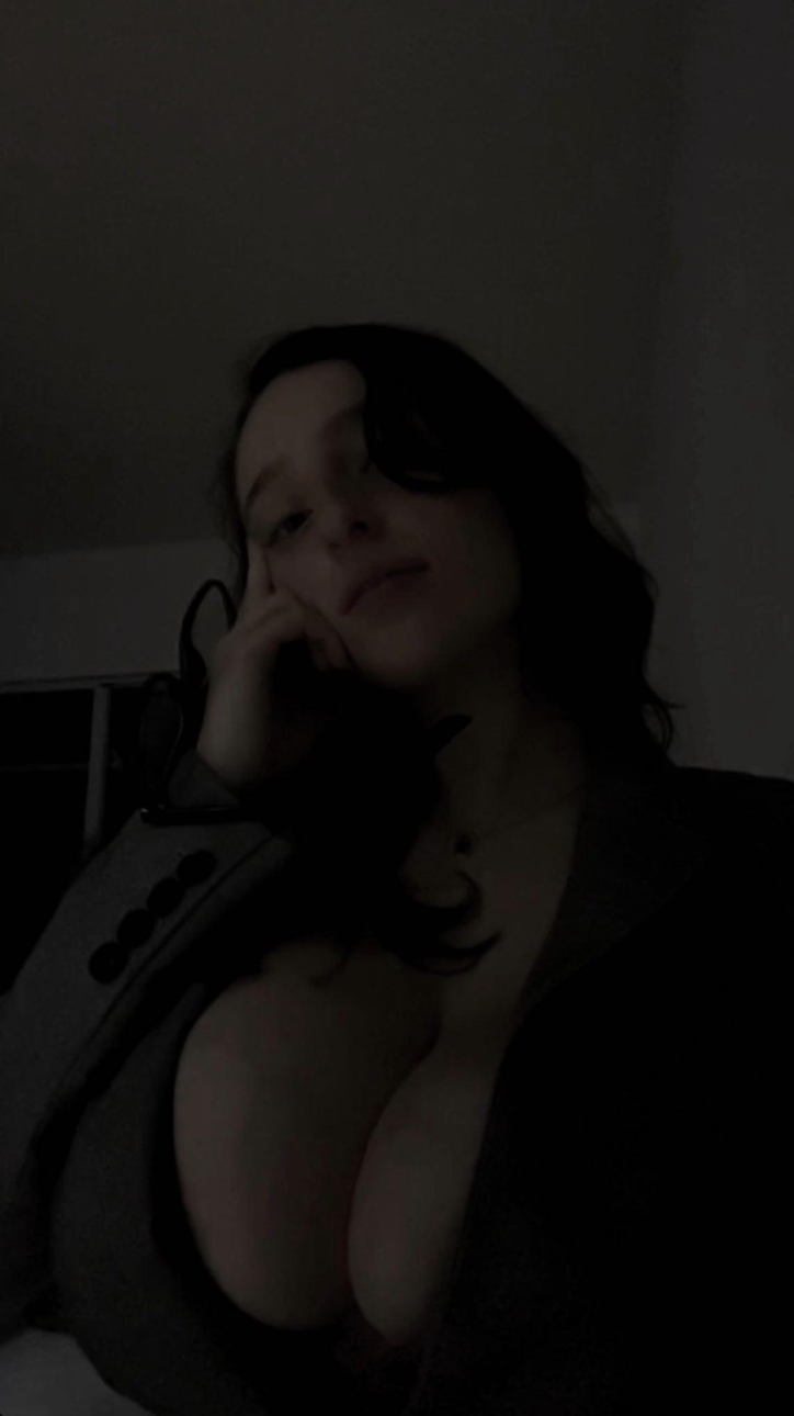 ブレスティー・ブルネット・ガール・フラウティング・ハー・カーブス・イン・セルフィーズ 14