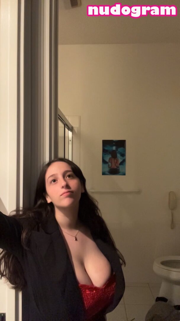 ブレスティー・ブルネット・ガール・フラウティング・ハー・カーブス・イン・セルフィーズ 16