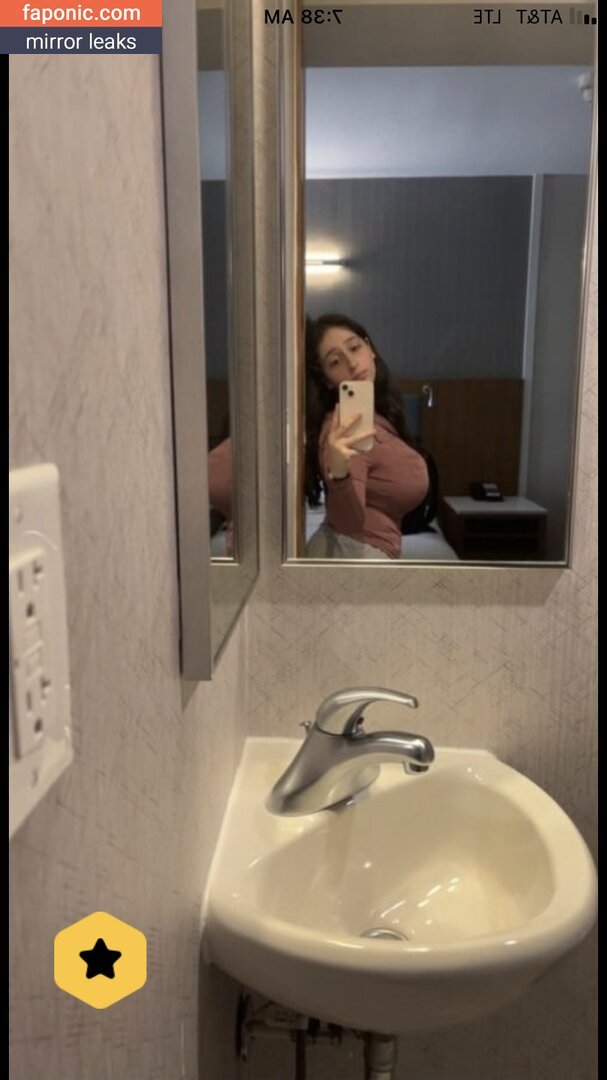 ブレスティー・ブルネット・ガール・フラウティング・ハー・カーブス・イン・セルフィーズ 17