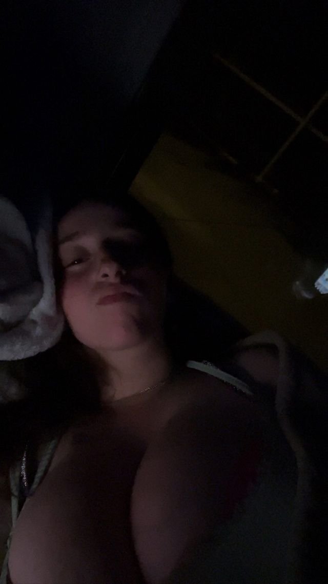 ブレスティー・ブルネット・ガール・フラウティング・ハー・カーブス・イン・セルフィーズ 20