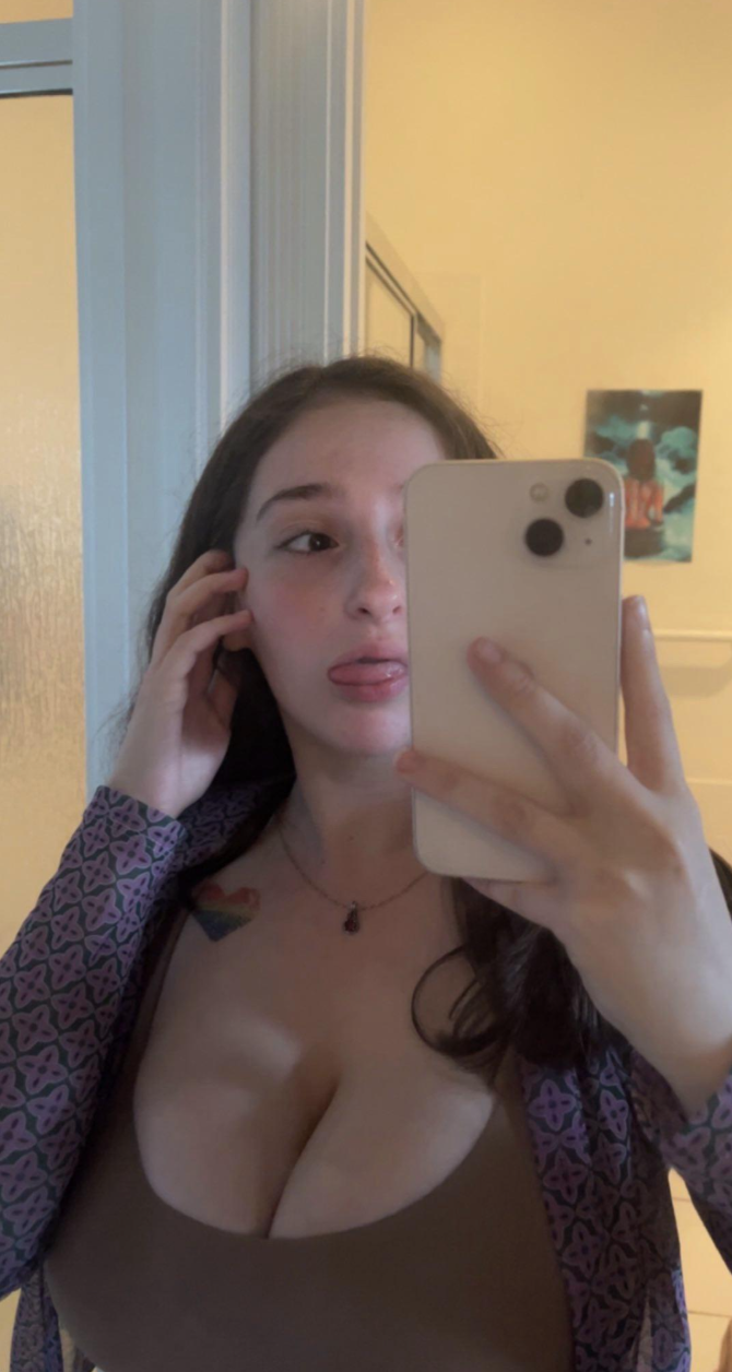 ブレスティー・ブルネット・ガール・フラウティング・ハー・カーブス・イン・セルフィーズ 29