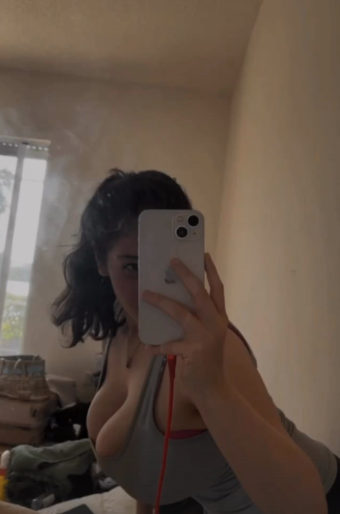 ブレスティー・ブルネット・ガール・フラウティング・ハー・カーブス・イン・セルフィーズ 44