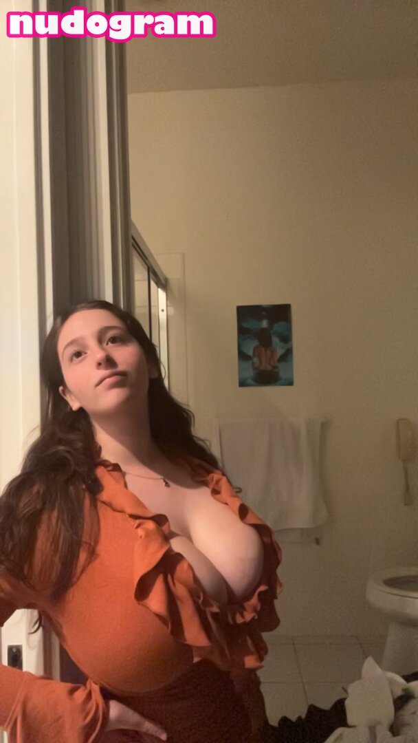 ブレスティー・ブルネット・ガール・フラウティング・ハー・カーブス・イン・セルフィーズ 49