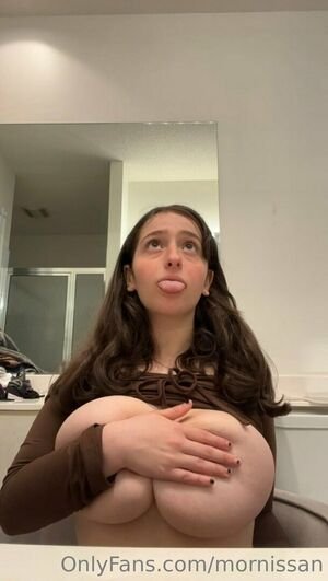 ブレスティー・ブルネット・ガール・フラウティング・ハー・カーブス・イン・セルフィーズ 54