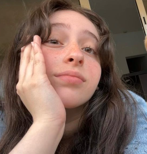 ブレスティー・ブルネット・ガール・フラウティング・ハー・カーブス・イン・セルフィーズ 57