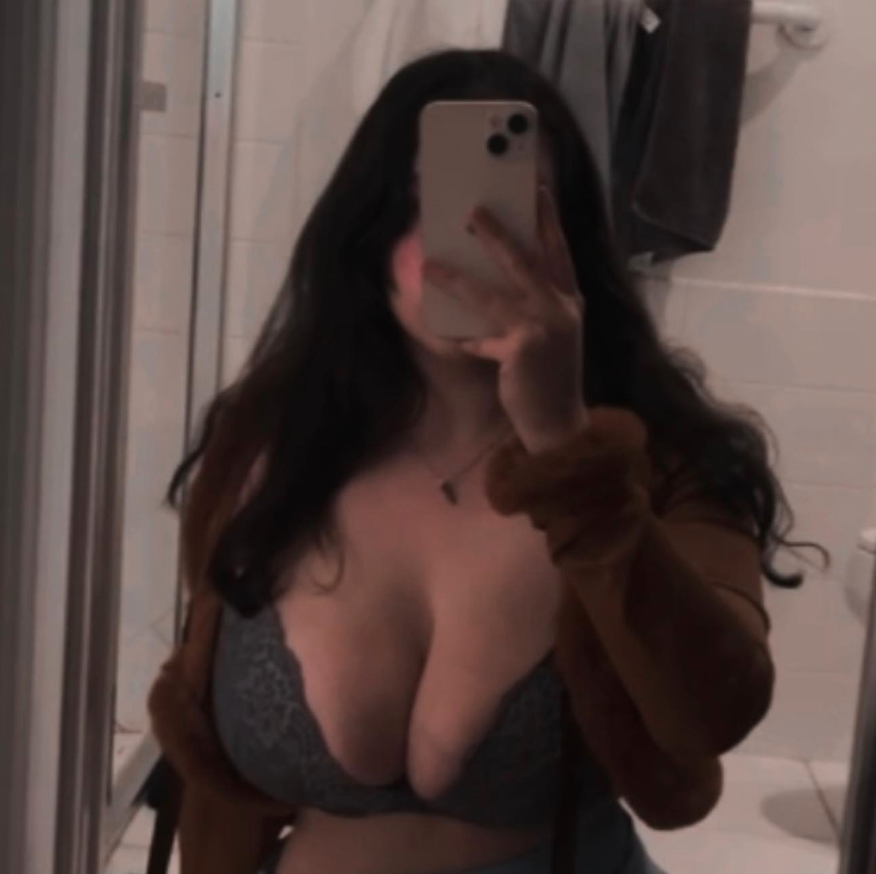 ブレスティー・ブルネット・ガール・フラウティング・ハー・カーブス・イン・セルフィーズ 60