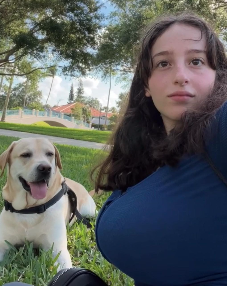 ブレスティー・ブルネット・ガール・フラウティング・ハー・カーブス・イン・セルフィーズ 64