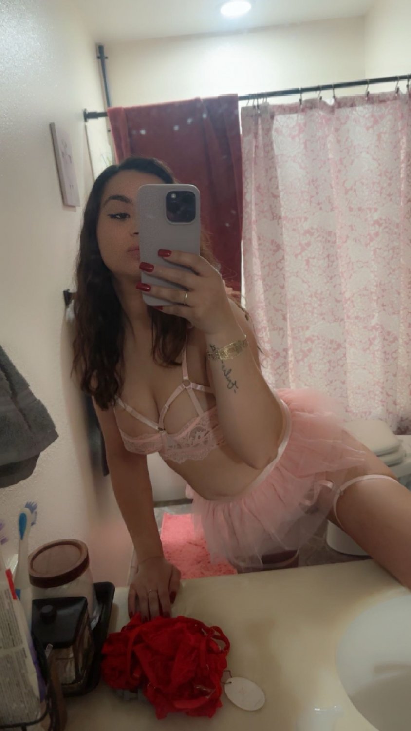 ラティーナ・ホー・ショウズ・オフ・ランジェリー・フォア・ハー・ハズバンド・アンド・フォア・ミー 1