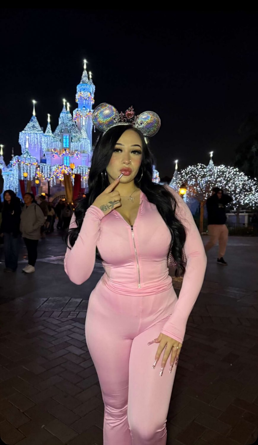 ブルネット・ビューティー・ジョシー・アレシア・ショウズ・オフ・ハー・カーブス 35